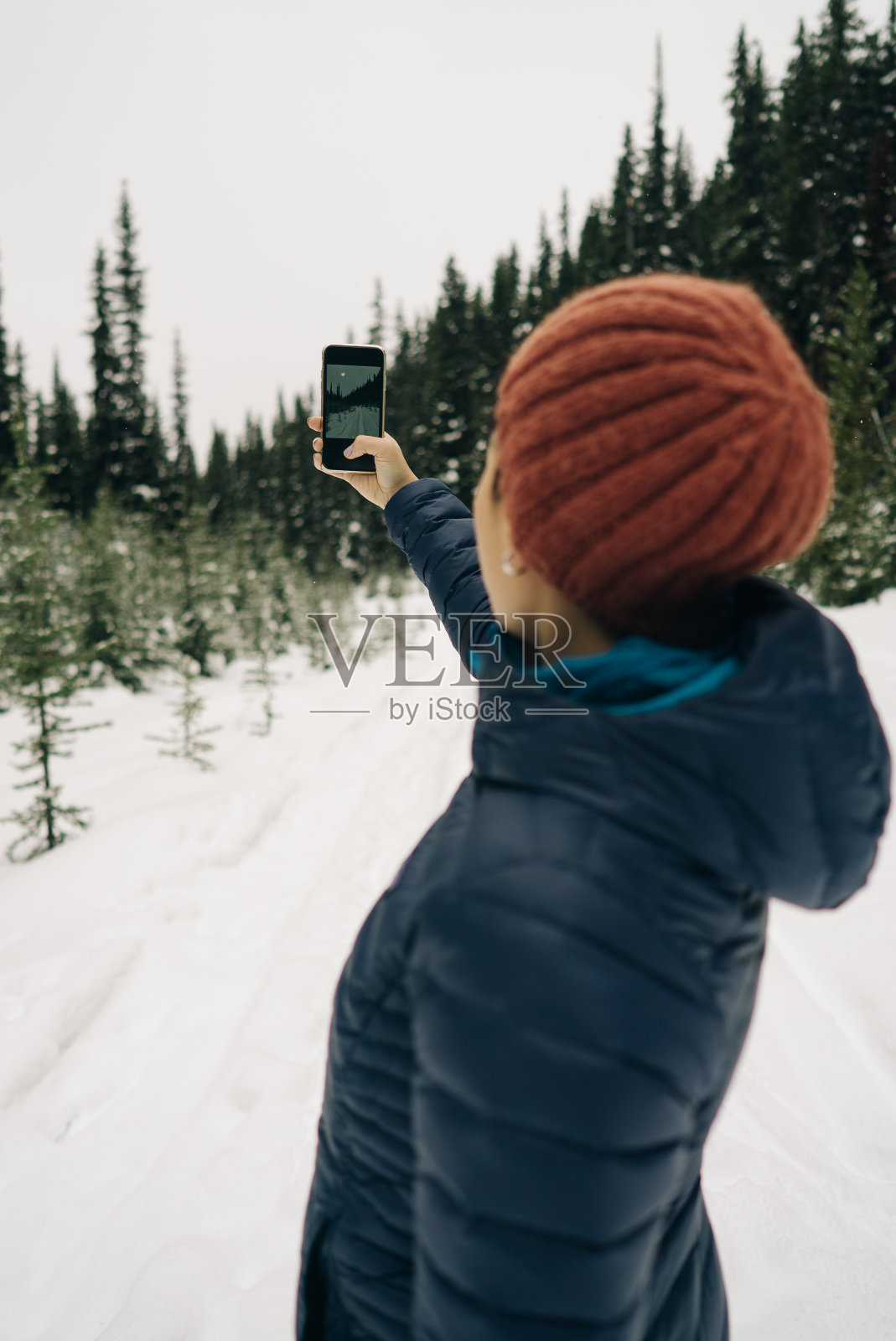 拍摄雪景森林的人照片摄影图片