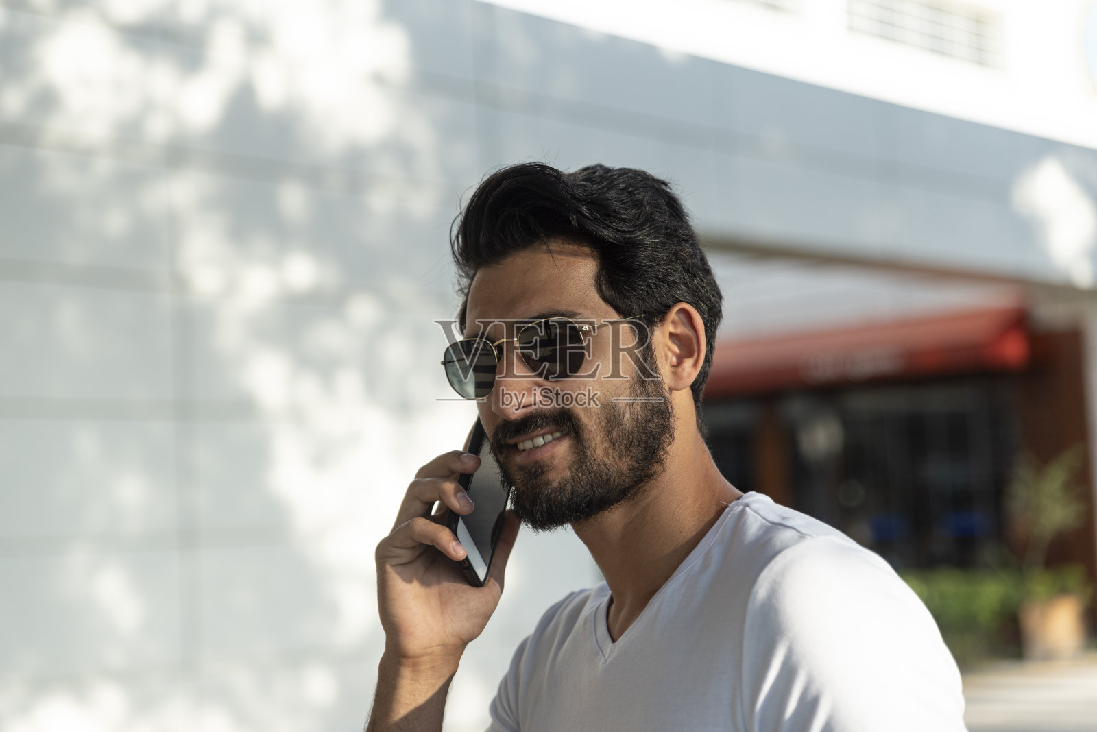 年轻人正在讲手机照片摄影图片