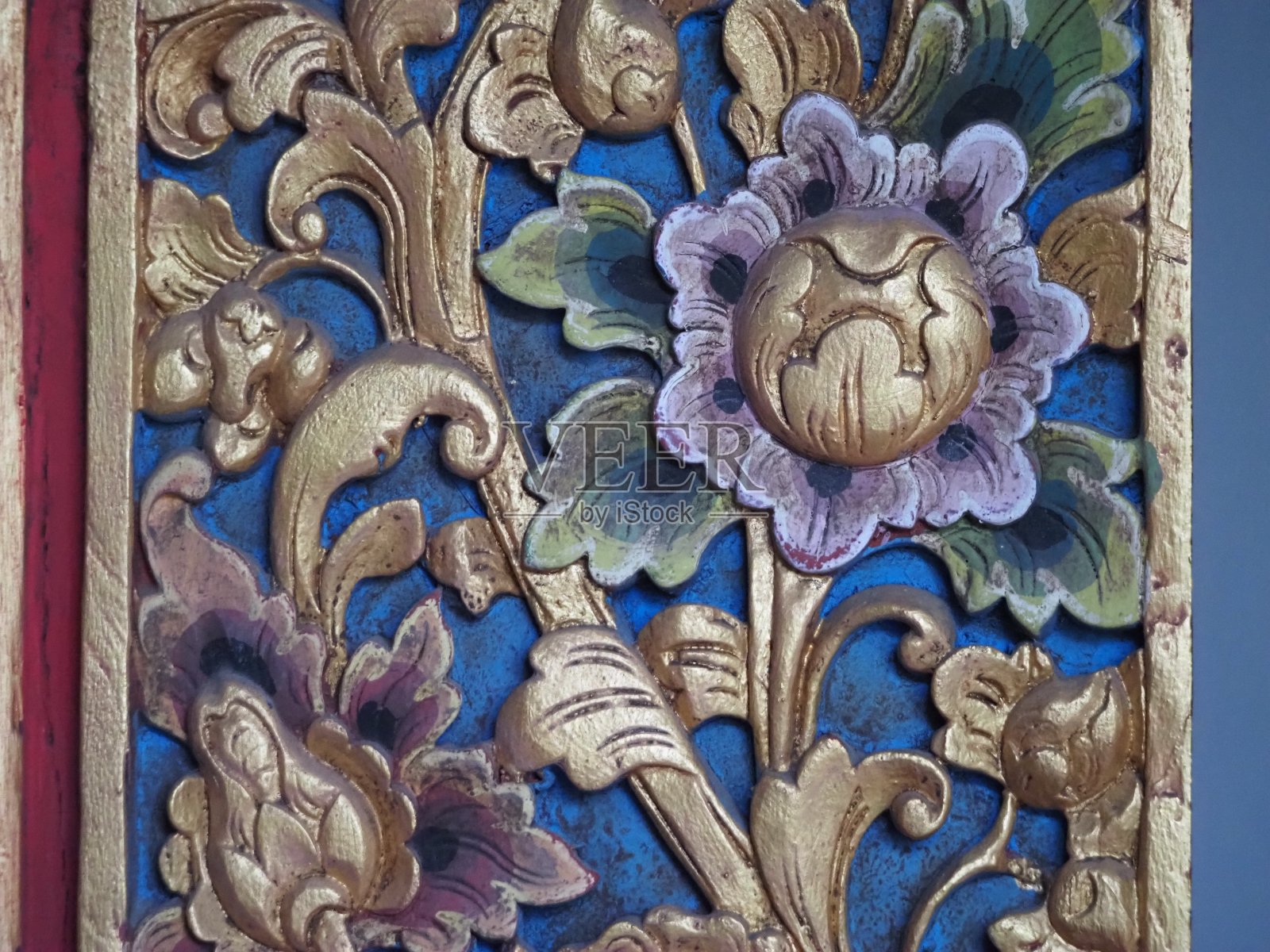 美丽的古老雕刻和彩绘巴厘木面板照片摄影图片