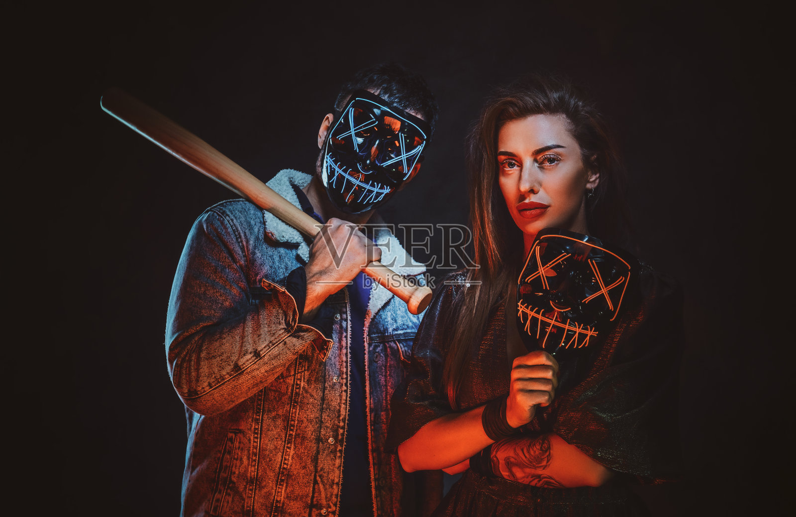 戴着面具的疯狂情侣照片摄影图片