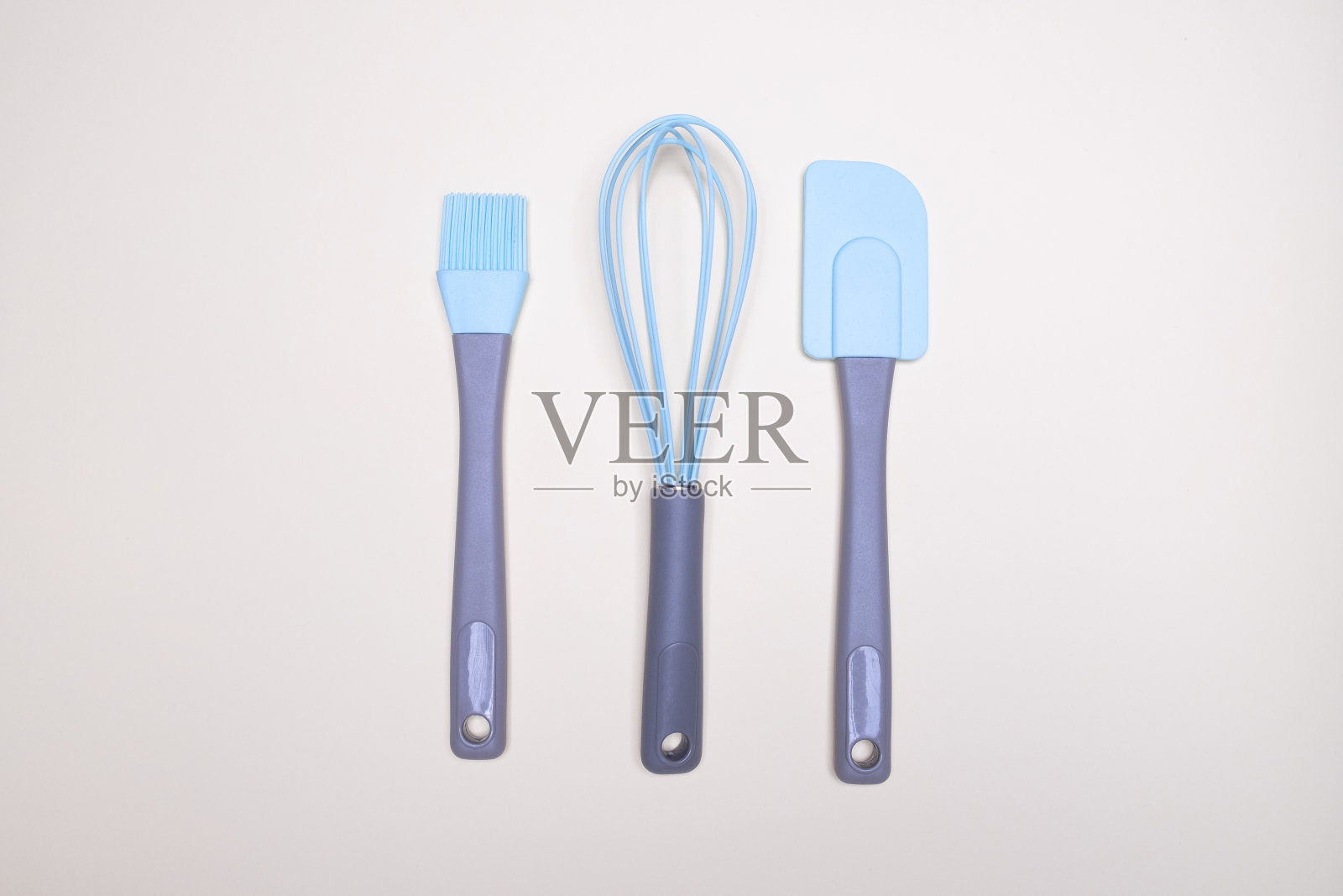 各种厨房烘焙用具。平的。俯视图，配方的模型在灯光背景照片摄影图片