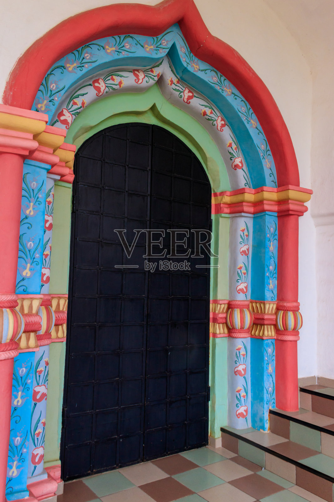 俄罗斯的古代建筑。俄罗斯风格的拱形金属门特写照片摄影图片