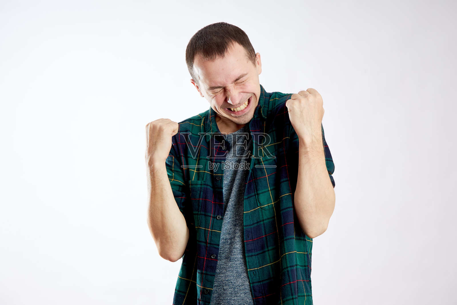 男人中彩票欢呼赢钱照片摄影图片