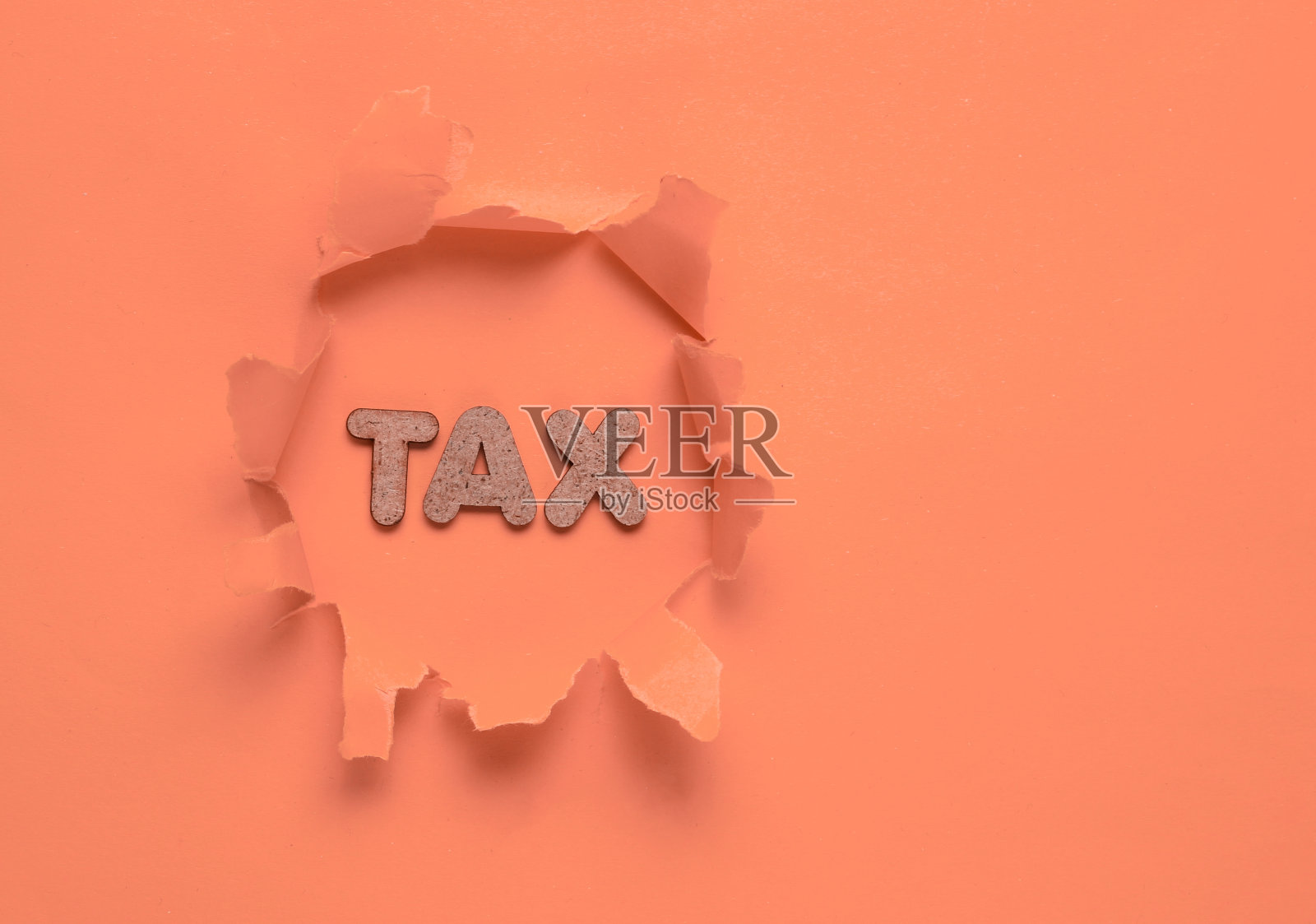 “税”这个词在一个橙色的窟窿里。俯视图照片摄影图片