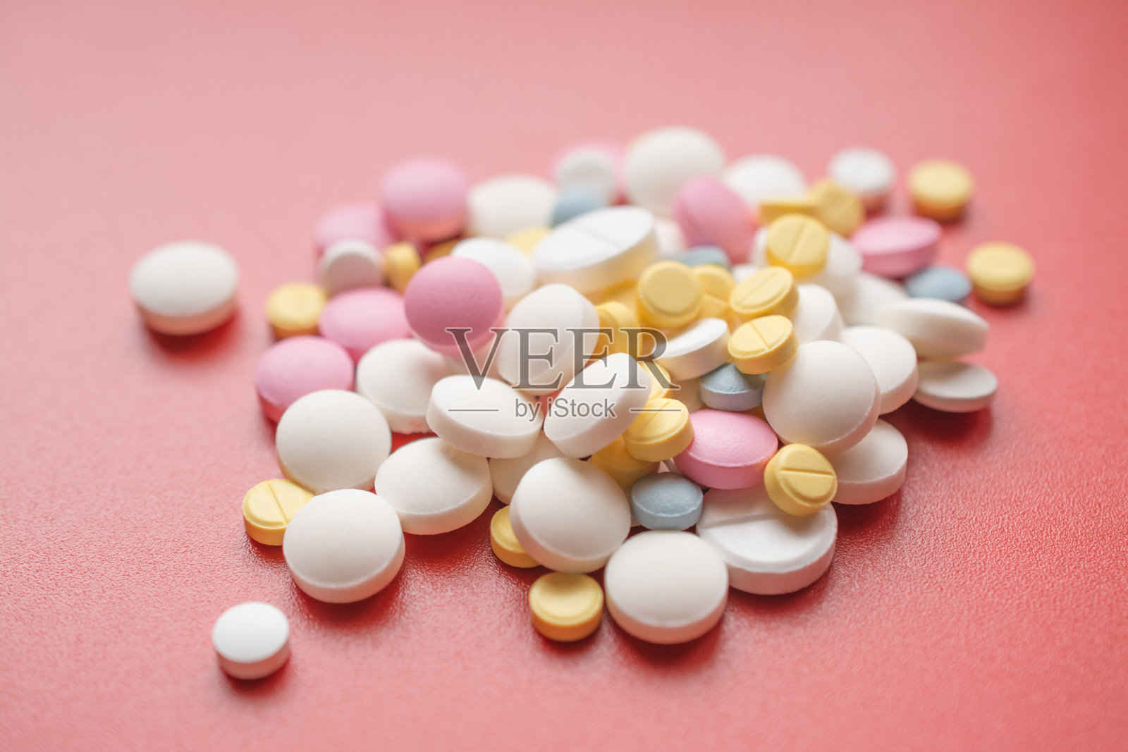 红色背景上的免疫缺陷病毒患者的药物治疗照片摄影图片