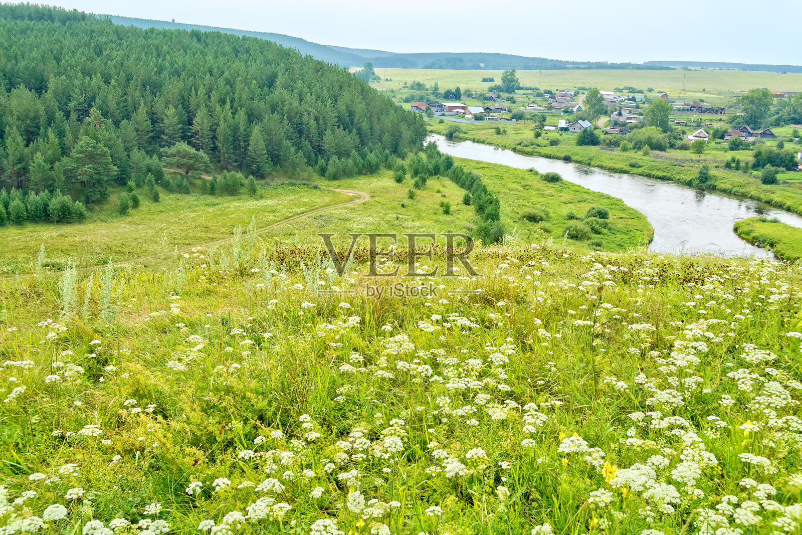 河流、村庄、森林和田野的景色照片摄影图片