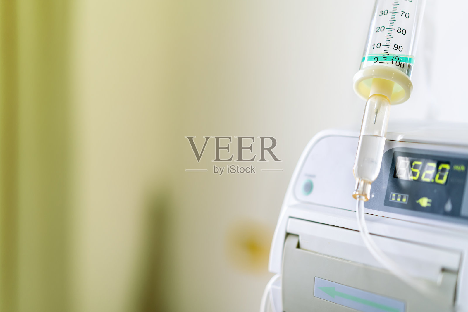 现代自动输液泵用于输液、药物或营养液、氯化钠盐溶液、液体iv与管鳞灌溉、透明滴管与复制空间照片摄影图片