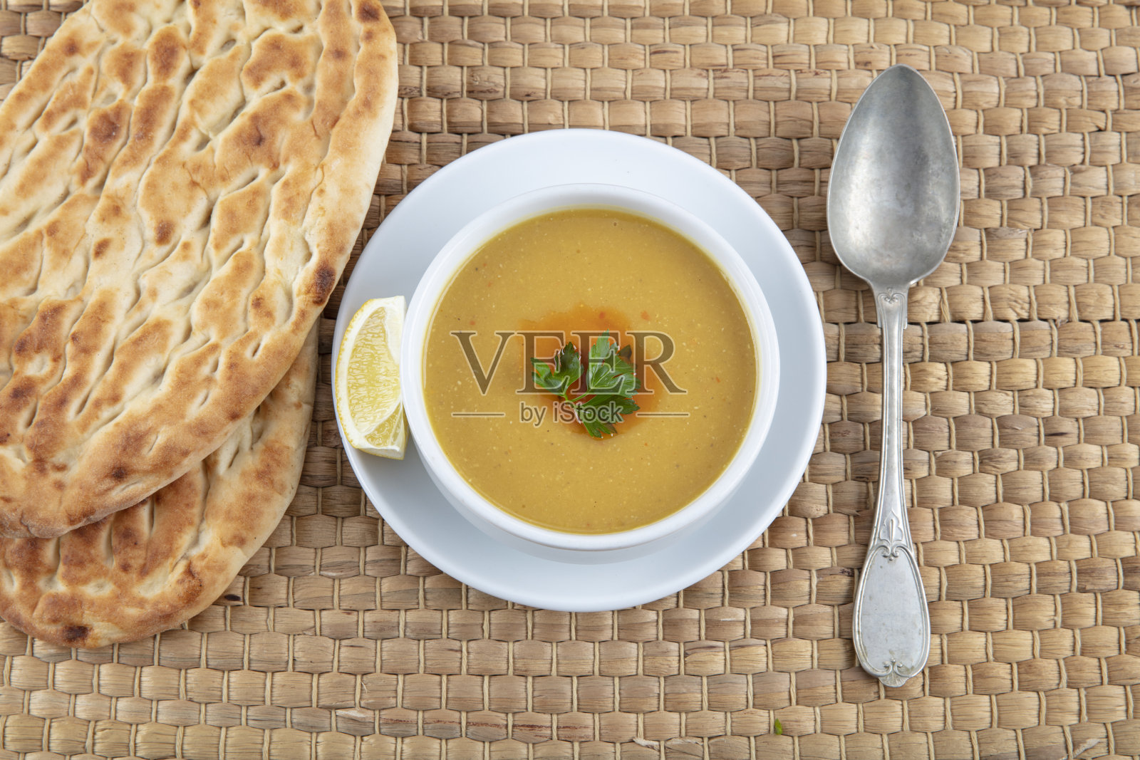 木桌上的红扁豆汤(土耳其语:Mercimek Çorbası)。照片摄影图片