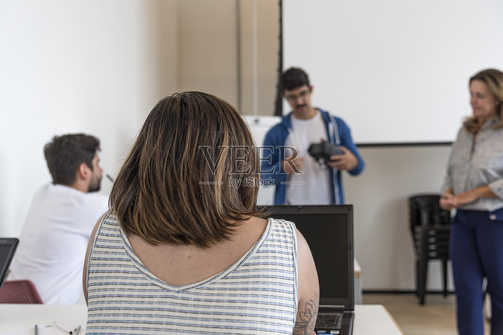 在教室里讲解虚拟现实眼镜的巴西大学生照片摄影图片