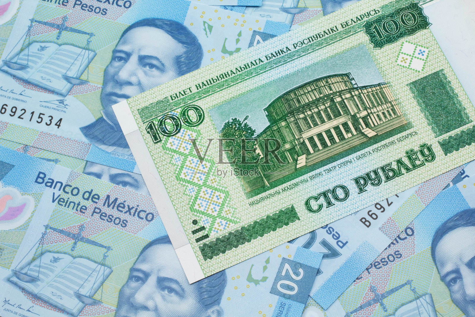 白俄罗斯100卢布纸币和墨西哥20比索纸币照片摄影图片