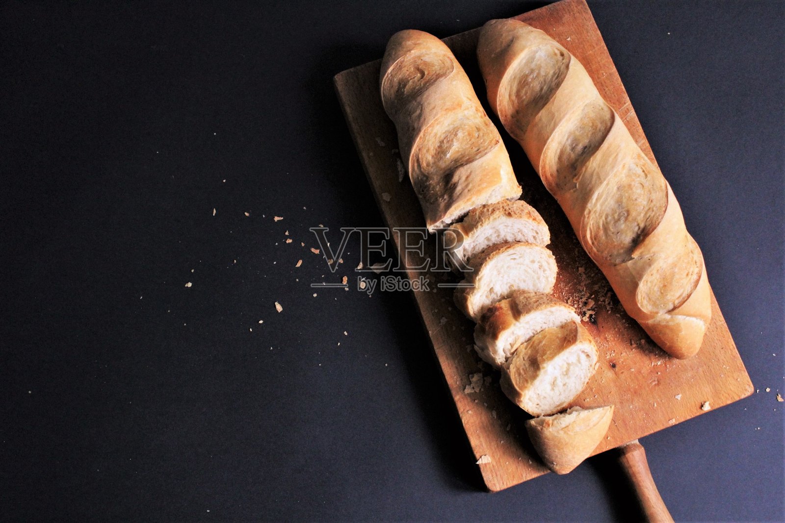 长棍面包在木板上切阔的照片照片摄影图片