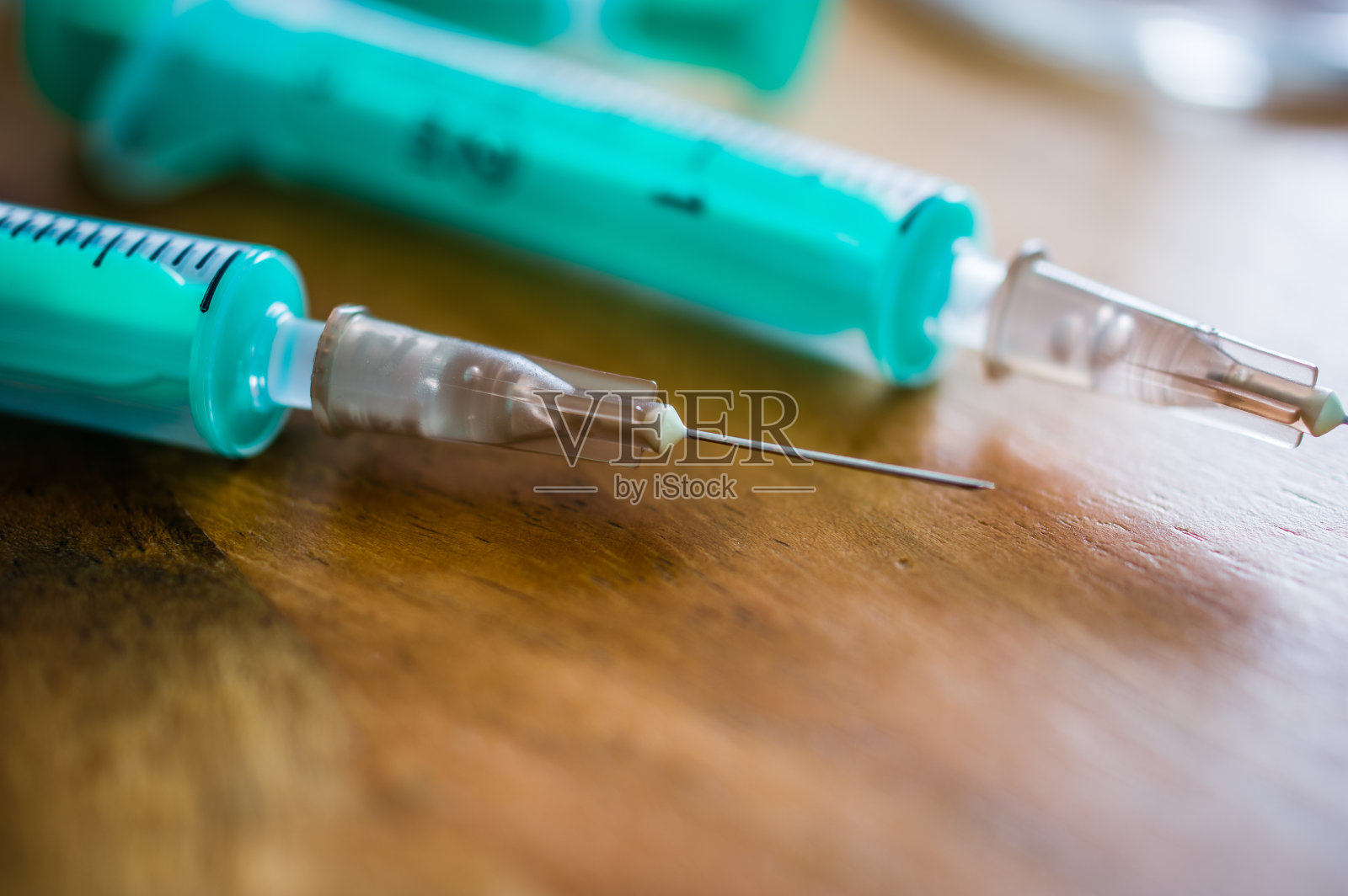 木桌上的药用注射器与套管照片摄影图片