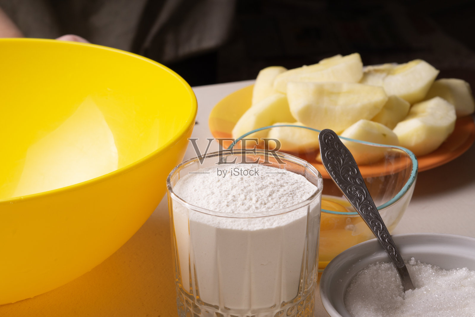 自制馅饼的原料摆在桌子上。面粉，糖，切碎的苹果和鸡蛋。特写镜头。照片摄影图片