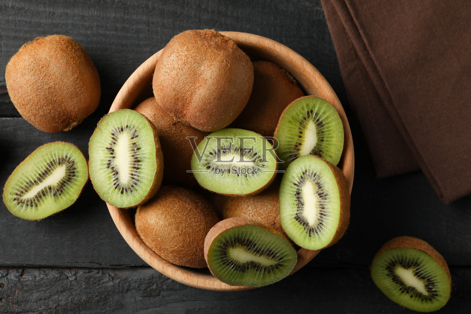 碗与成熟的猕猴桃木制背景，俯视图照片摄影图片