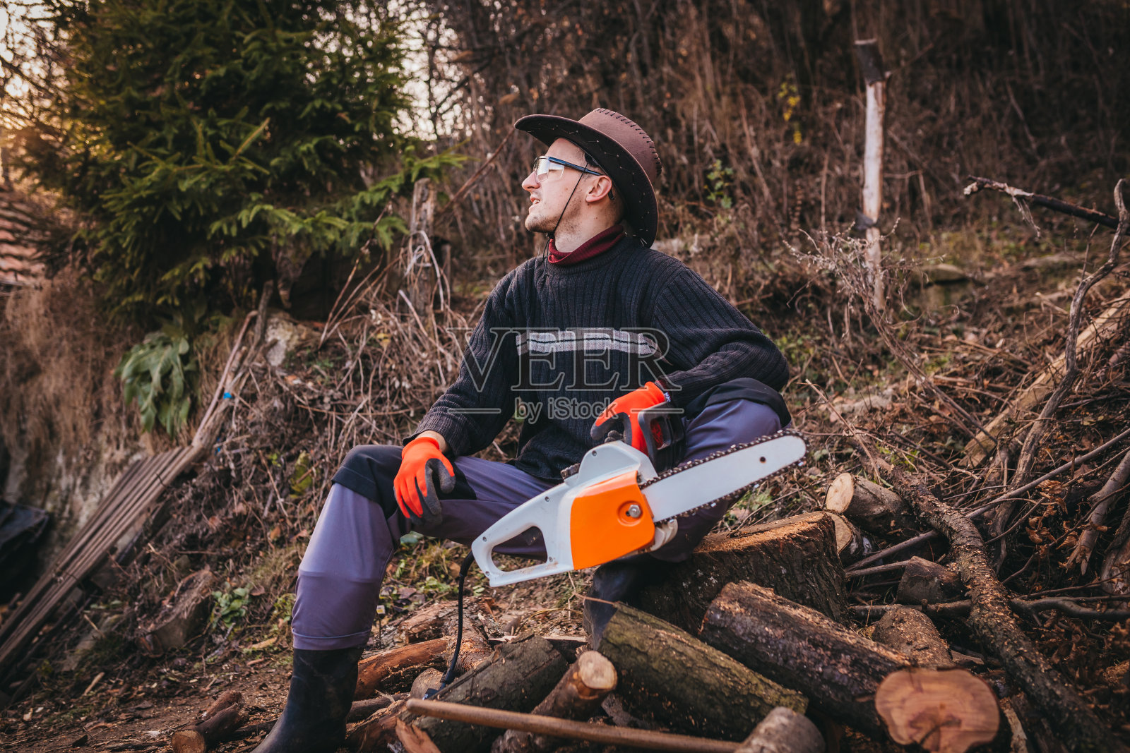 用电锯砍柴照片摄影图片