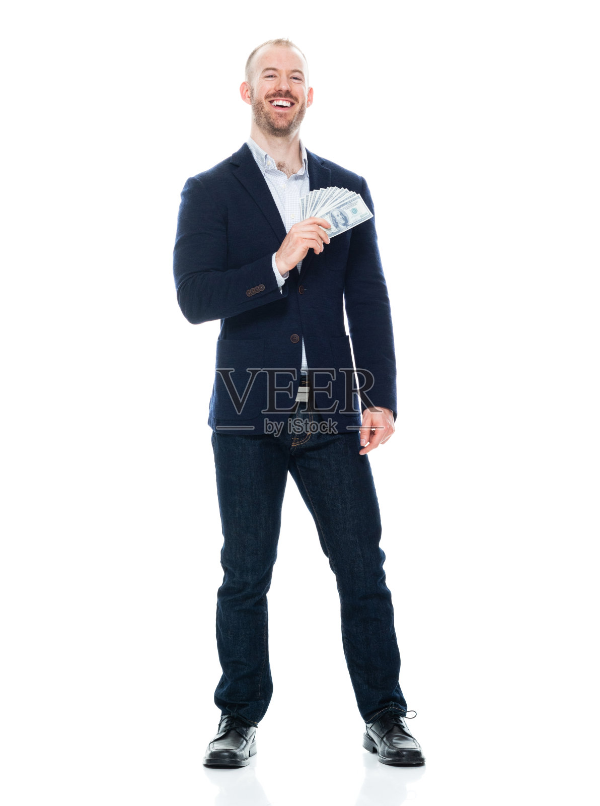 穿休闲装手持货币的年轻白人男经理照片摄影图片