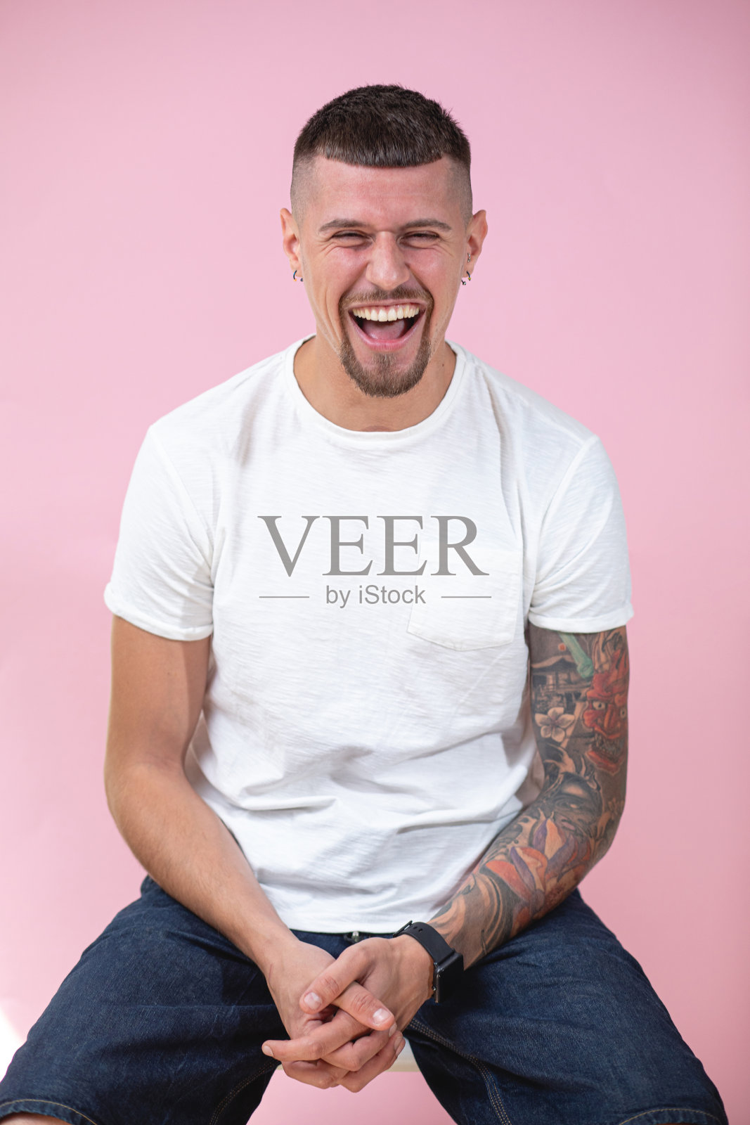 他的微笑散发着正能量照片摄影图片