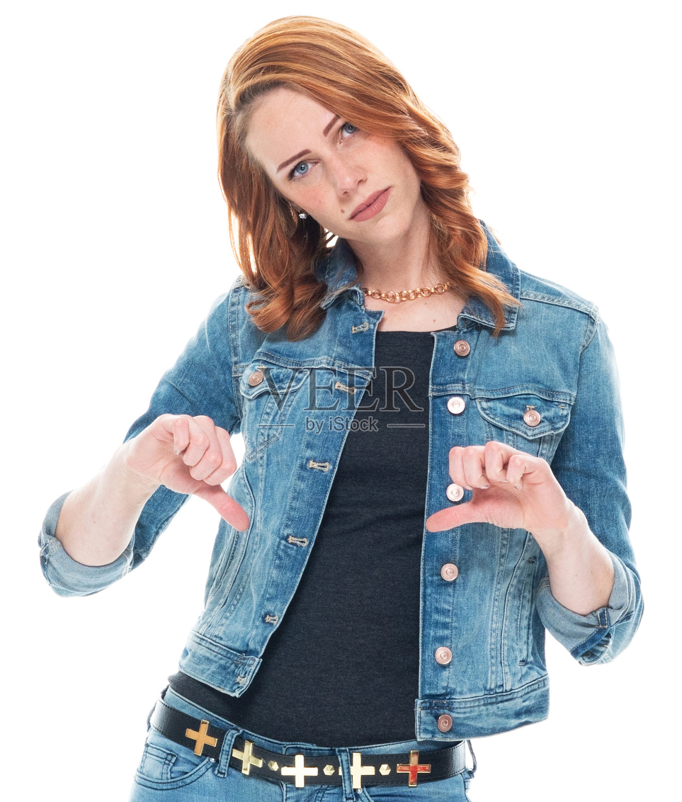 白人年轻女性穿着暖和的衣服站在白色背景前照片摄影图片