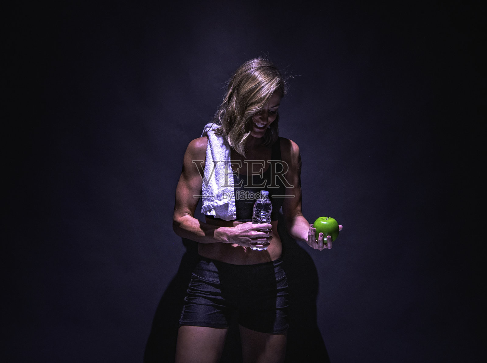 穿着运动服手拿水瓶的白人女性照片摄影图片