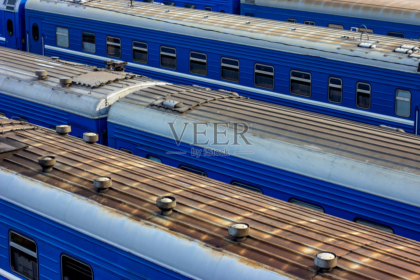 白俄罗斯布列斯特——2019年10月18日:火车站站台上的老式蓝色火车照片摄影图片