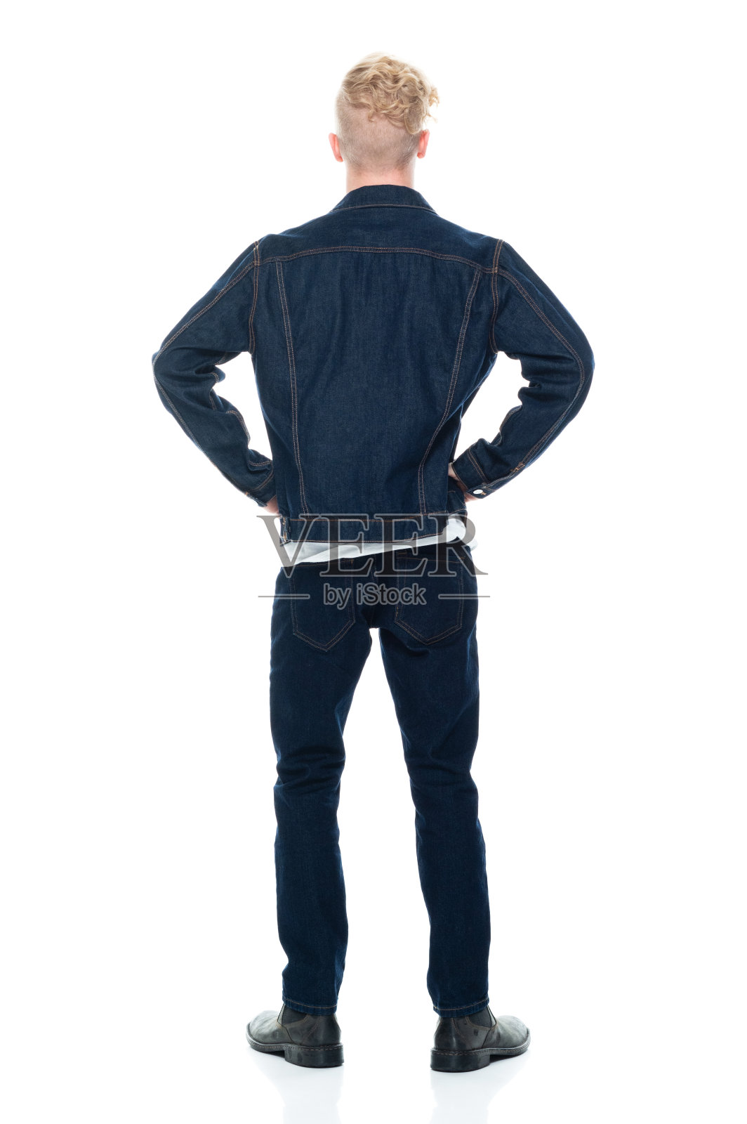 白人男性穿着裤子站在白色背景前照片摄影图片