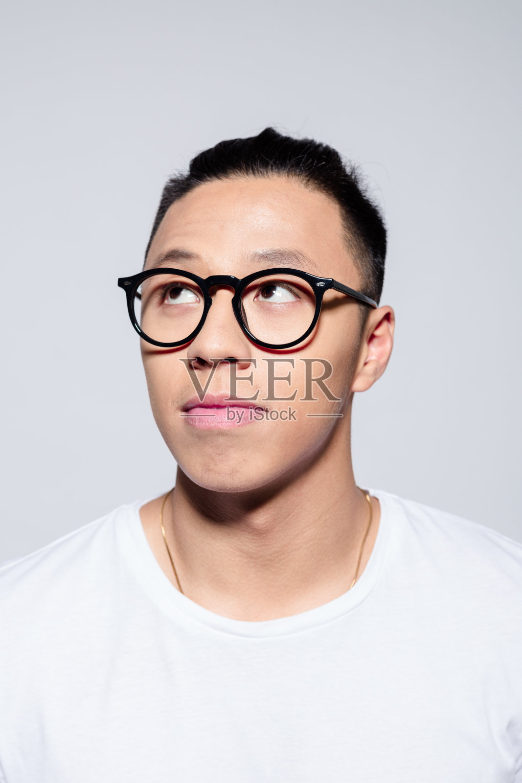 沉思的亚洲年轻人的肖像照片摄影图片