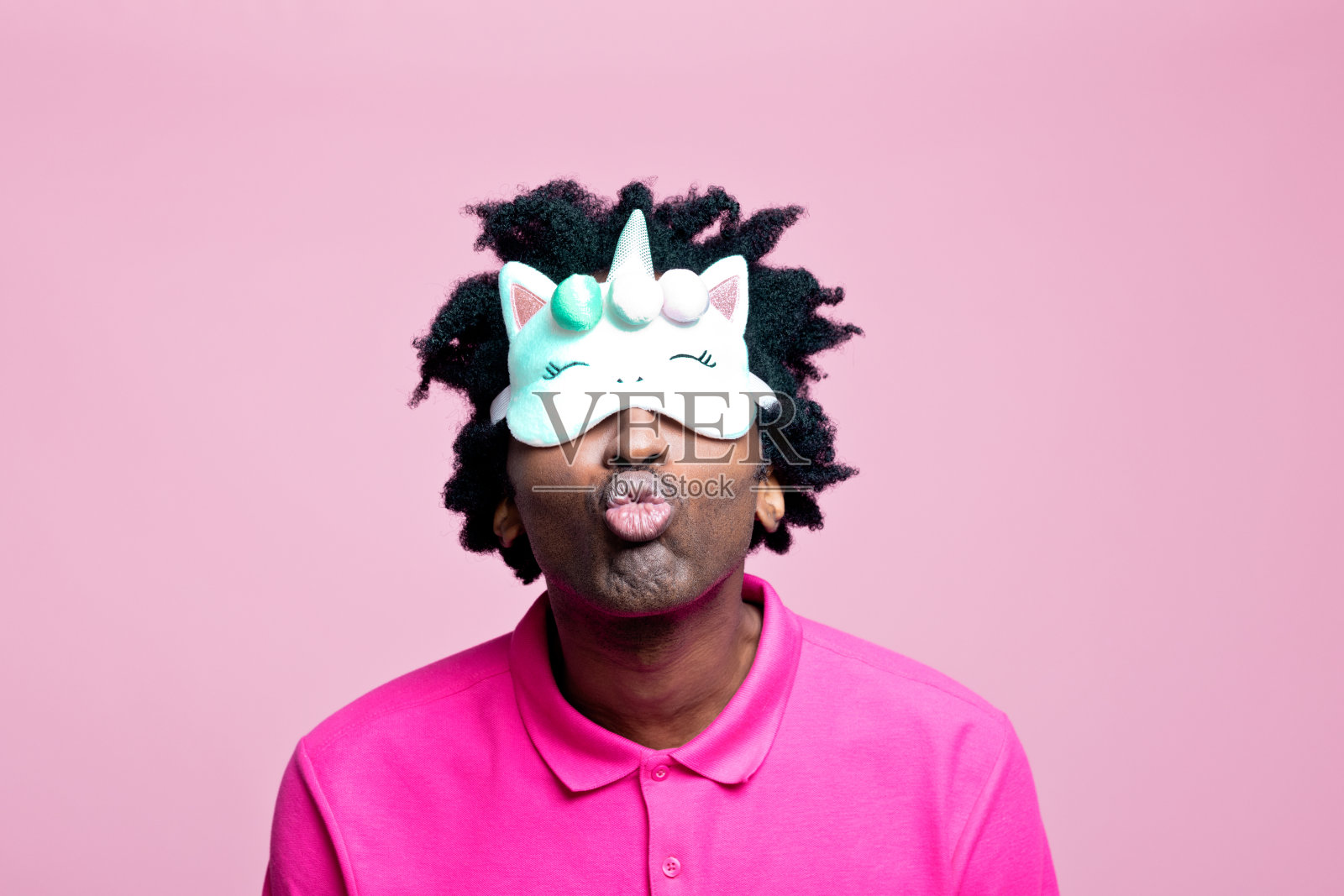 戴着眼罩，飞吻的年轻时尚男人照片摄影图片