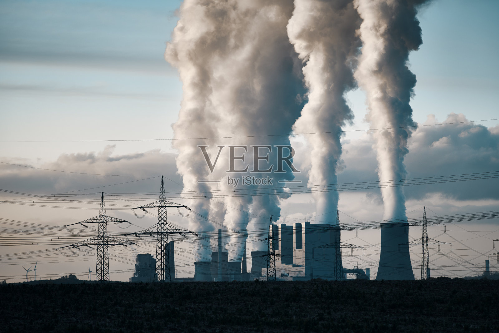 冷却塔和烟囱冒烟照片摄影图片