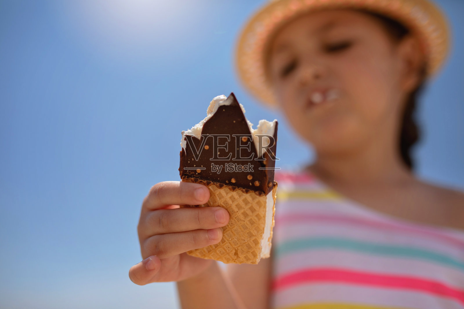 快乐的孩子在海滩上享受甜冰淇淋照片摄影图片