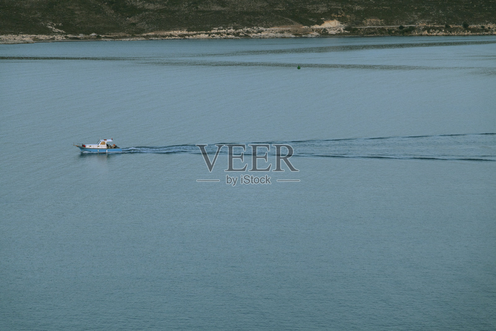 渔船移动空中看照片摄影图片