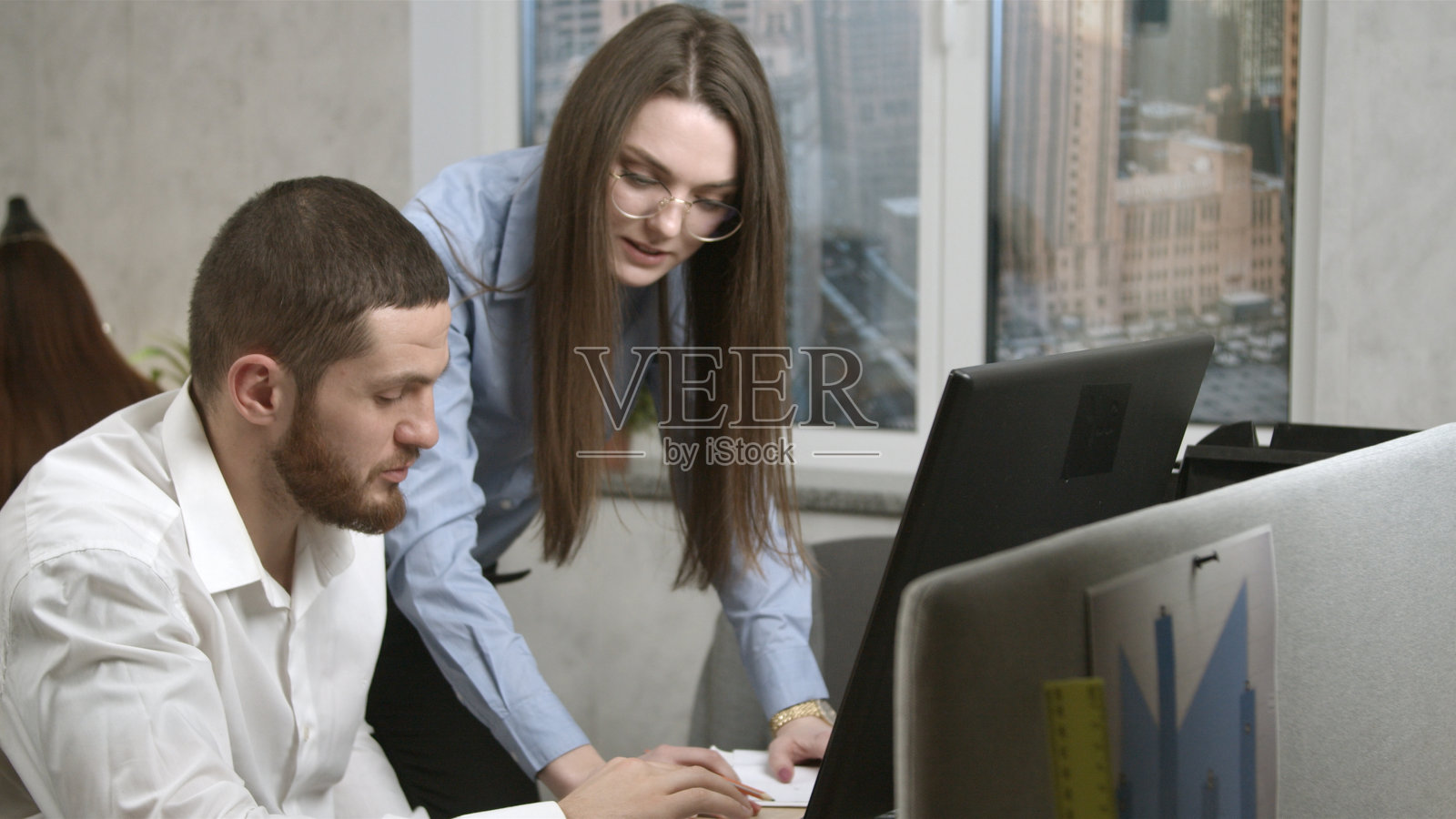 年轻女子向她的同事解释照片摄影图片