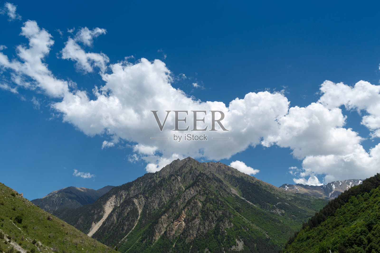 在夏日阳光明媚的日子里欣赏美丽的山峦照片摄影图片