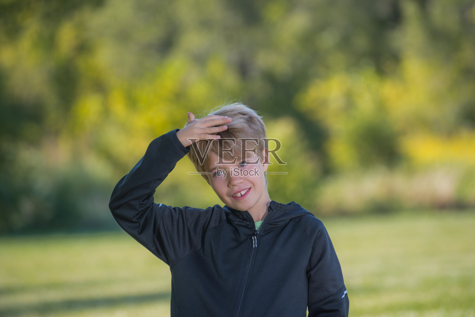 一张背景模糊的微笑男孩的肖像照片摄影图片