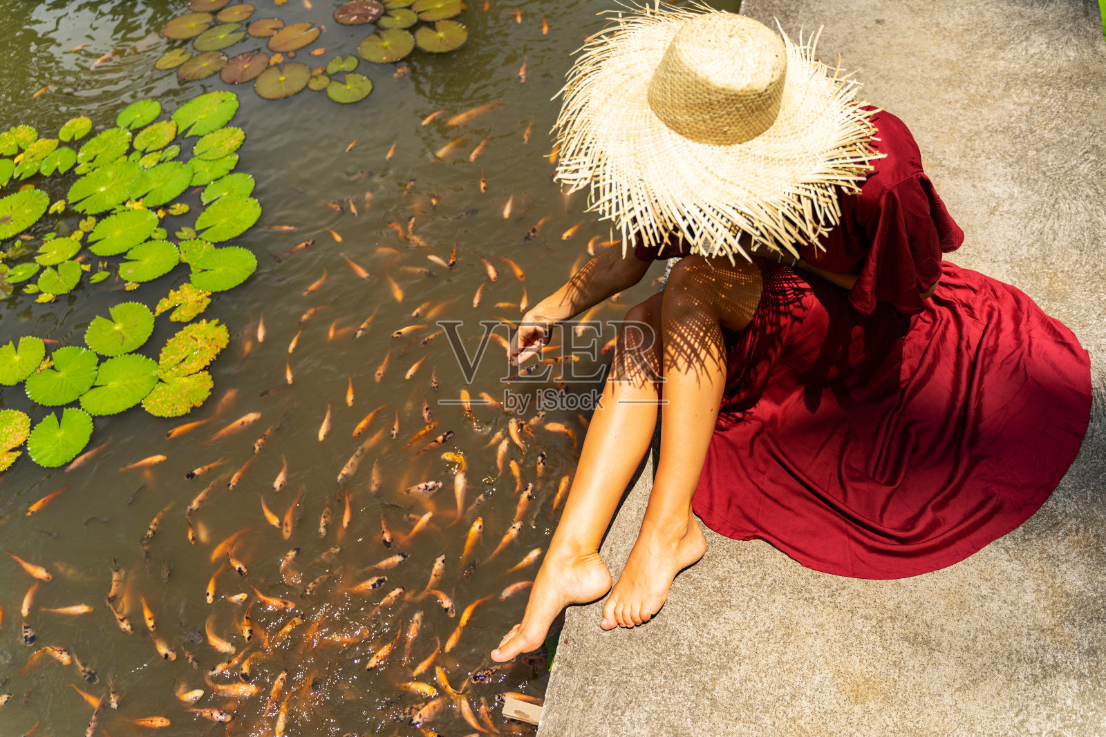 散步时享受日光浴的年轻女人照片摄影图片