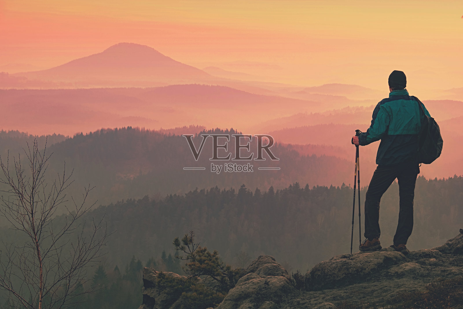 男人跋涉在岩石路线上前往营地照片摄影图片