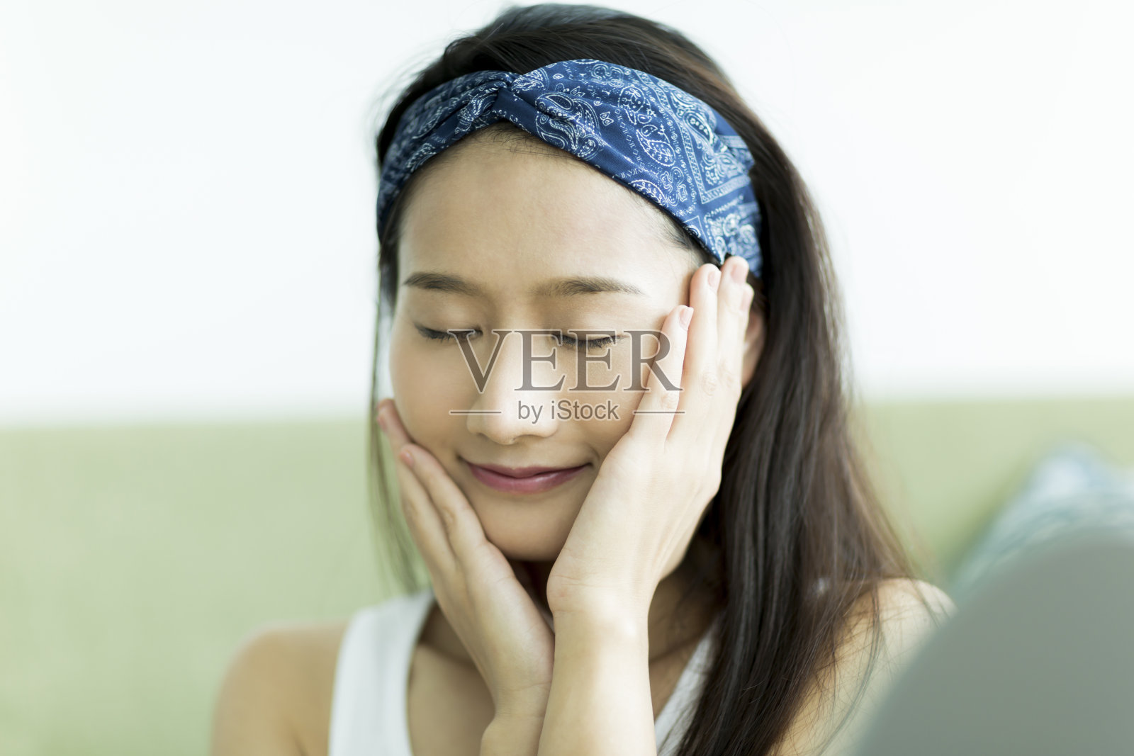 年轻女子进行皮肤护理照片摄影图片