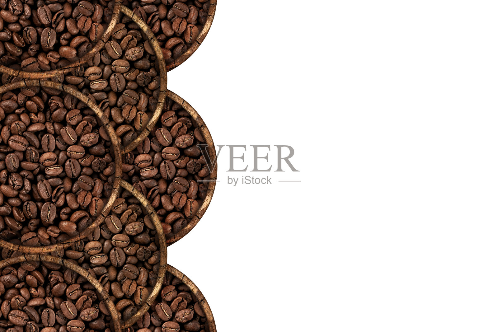 在木容器中烘烤过的咖啡豆，被隔离在白色的表面。背景与复制空间照片摄影图片