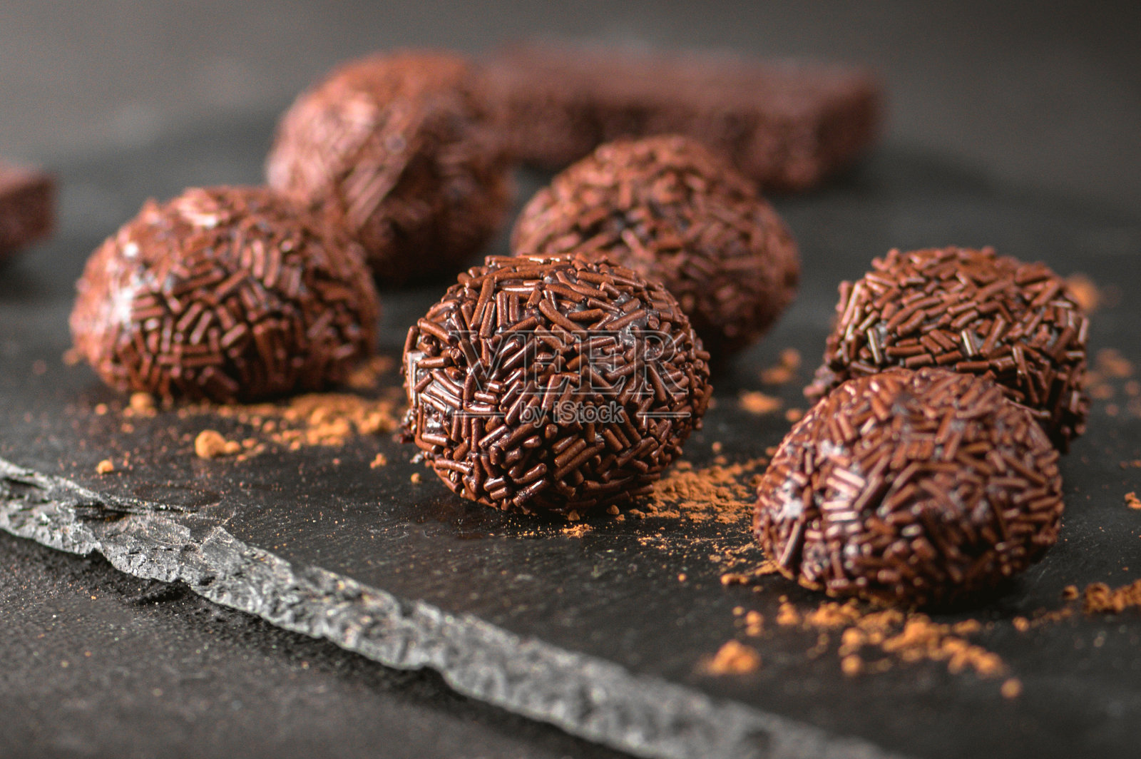 黑巧克力和樱桃糖照片摄影图片