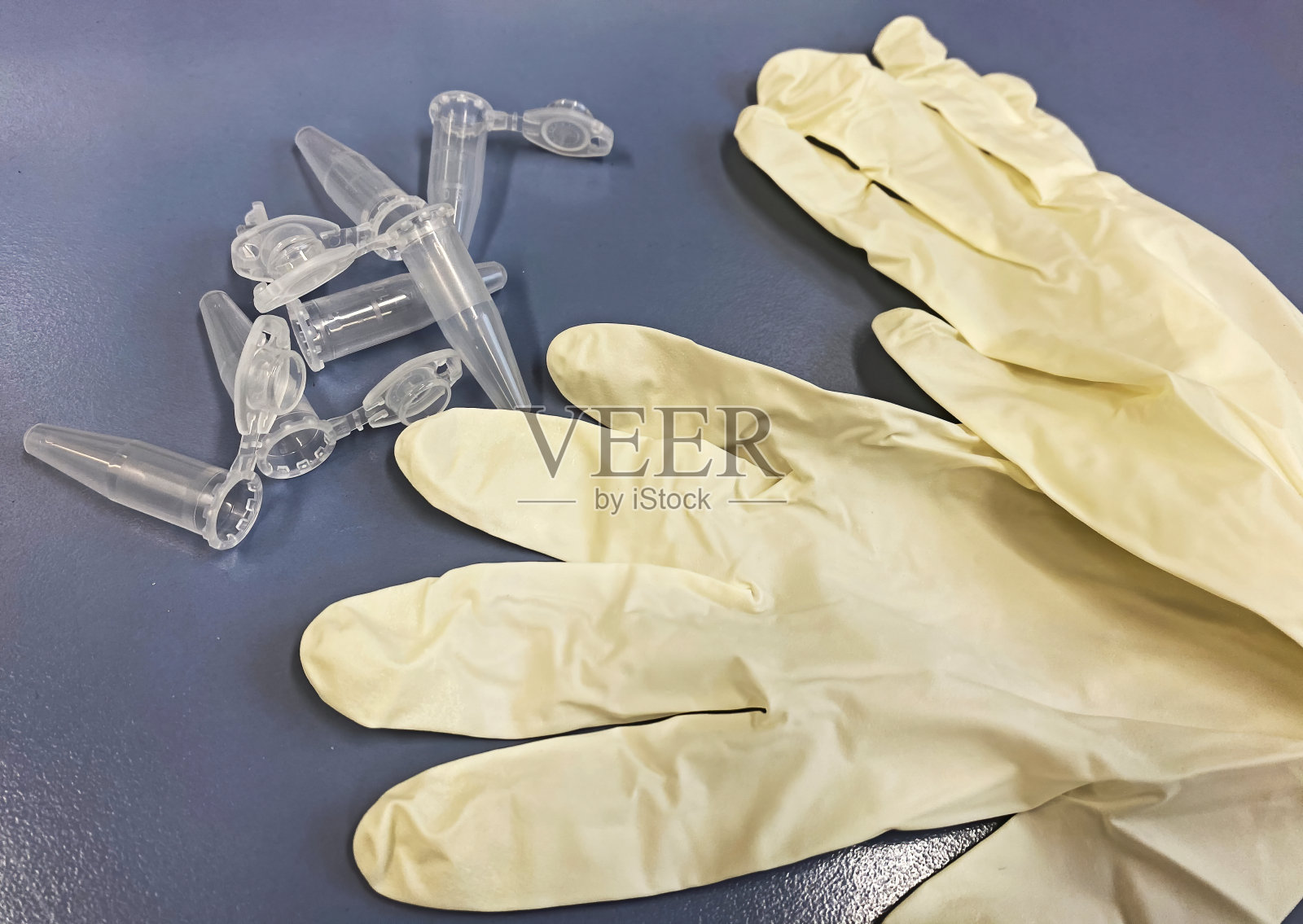 离心管和乳胶防护手套在实验台上照片摄影图片