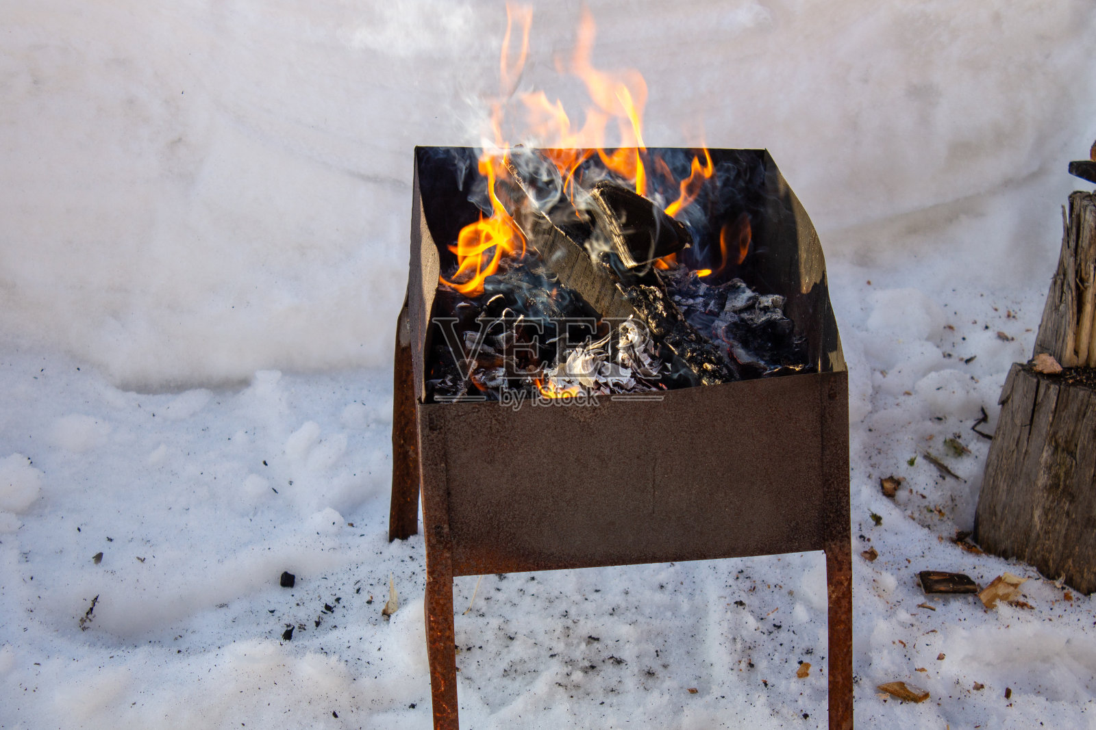 冬天外面的烤架是亮的。炒烤肉串。照片摄影图片