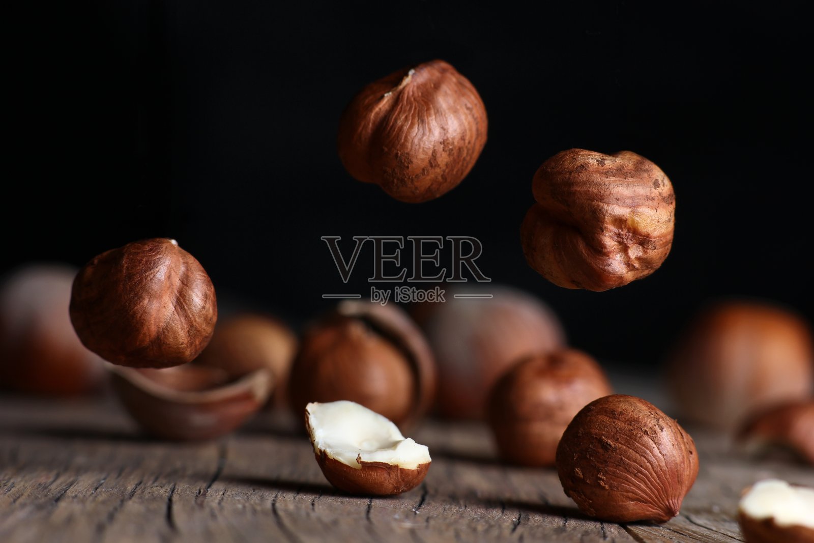 榛子在一个贝壳特写上纹理木制背景照片摄影图片