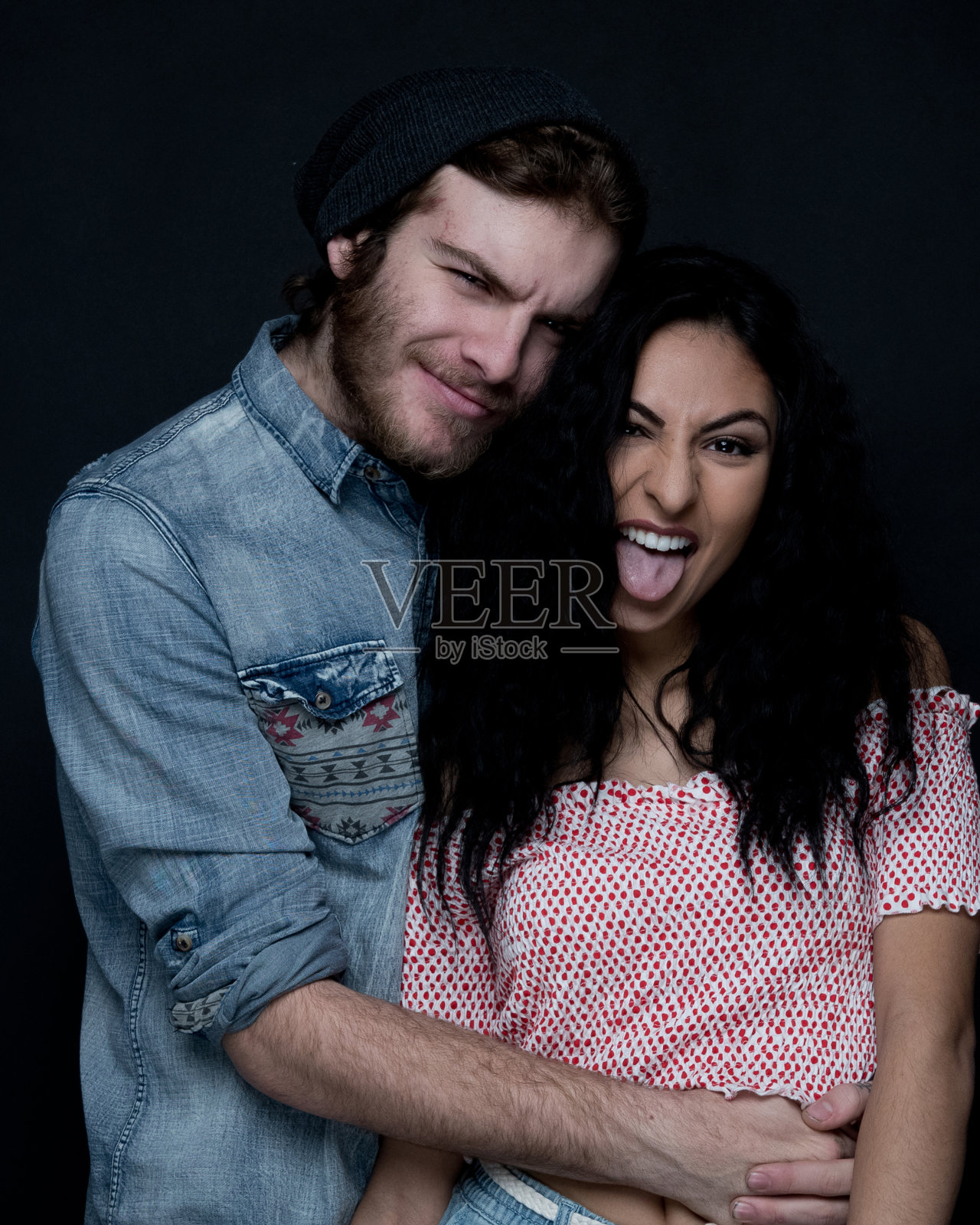 男性潮人在前面的黑色背景穿着纽扣衬衫照片摄影图片