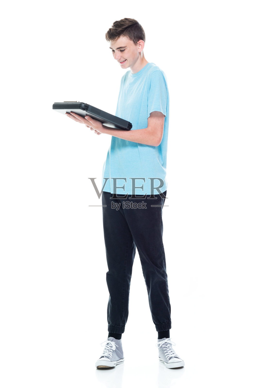 站在白色背景前，手持合同的年轻白人男子照片摄影图片