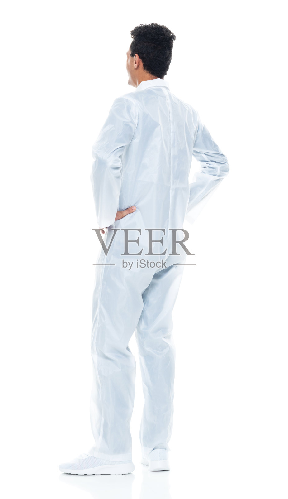 非洲裔男性画家，穿着工作服站在白色背景前照片摄影图片