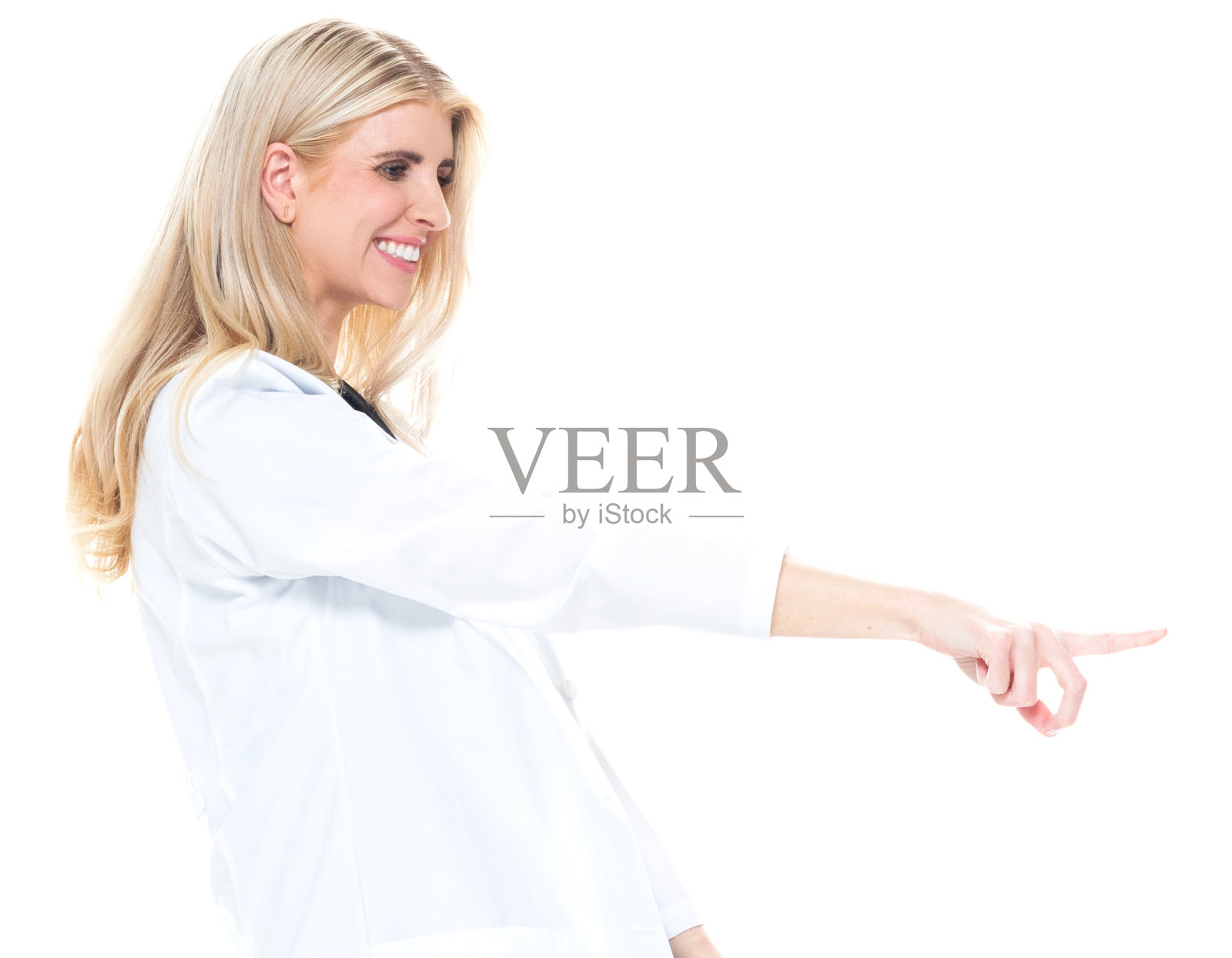 白种人女医生穿着白大褂站在白色背景前照片摄影图片