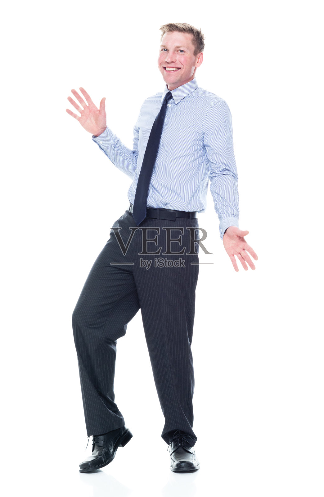 白人年轻男性经理站在白人背景前照片摄影图片