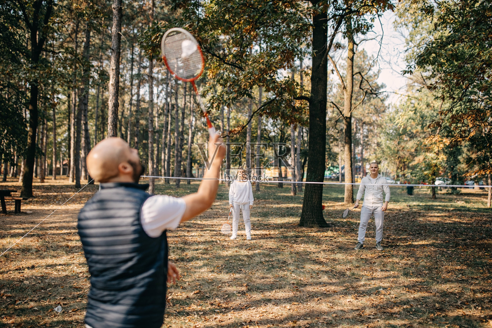 家人喜欢打羽毛球照片摄影图片