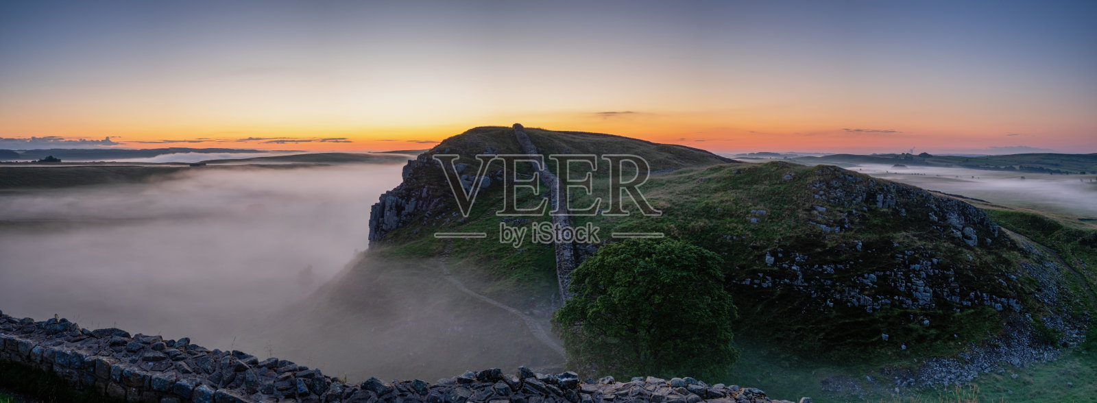 哈德良长城附近朦胧的黎明照片摄影图片