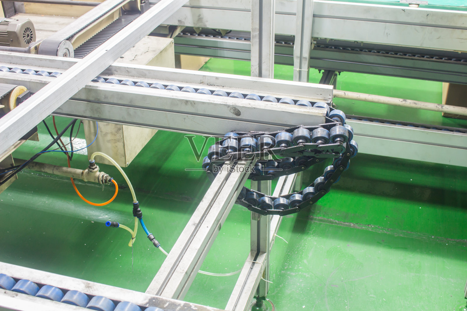 等维修输送机链条传动轴工厂生产线。软焦点照片摄影图片