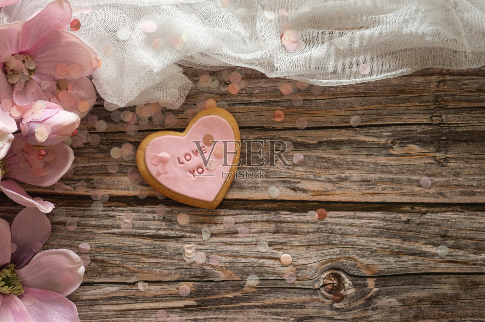 木质背景上的“爱你”字样饼干照片摄影图片